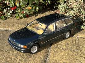 BMW  - 5-series E39 Touring 1998 green - 1:18 - Triple9 Collection - 1800391 - T9-1800391 | The Diecast Company
