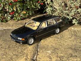 BMW  - 5-series E39 Touring 1998 black - 1:18 - Triple9 Collection - 1800394 - T9-1800394 | The Diecast Company